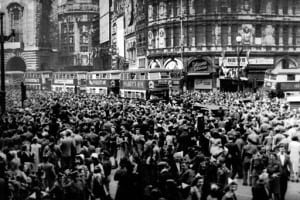 VE_DAY_Piccadily_1945