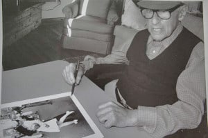 Eisenstaedt_signing_-VJ_day-_print_on_August_23,_1995_at_his_Menemsha_cabin_on_Martha's_Vineyard