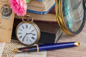 Image Antique pocket clock on vintage books and letters background ID 40697280 © Neirfy | Dreamstime.com